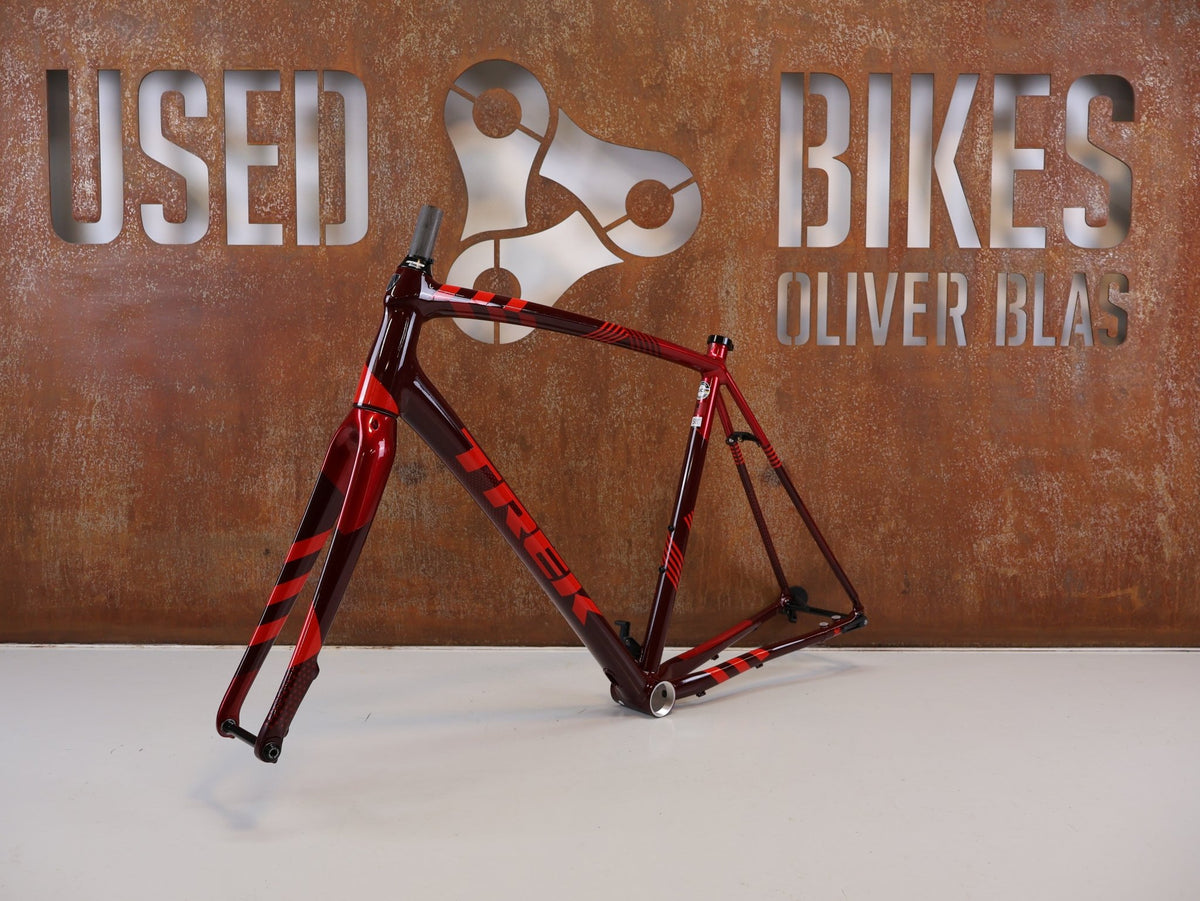 Gravel-/Cyclocrossrahmen von Trek, TREK CROCKETT DISC RAHMENSET COBRA BLOOD / 58CM vor USEDBIKES-OB.DE Hintergrund