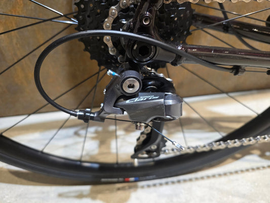 Rennrad von Trek, TREK DOMANE AL 2 GEN 4 / CRIMSON TO DARK / 56CM vor USEDBIKES - OB.DE Hintergrund
