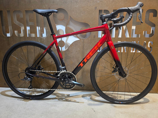 Rennrad von Trek, TREK DOMANE AL 2 GEN 4 / CRIMSON TO DARK / 56CM vor USEDBIKES - OB.DE Hintergrund