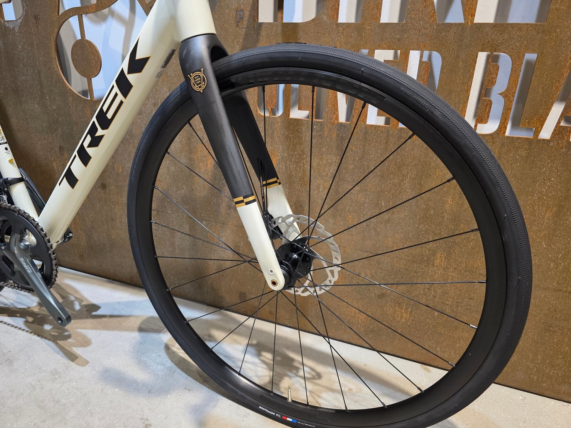 Rennrad von Trek, TREK DOMANE AL 4 GEN 4 / ERA WHITE / 56CM vor USEDBIKES - OB.DE Hintergrund