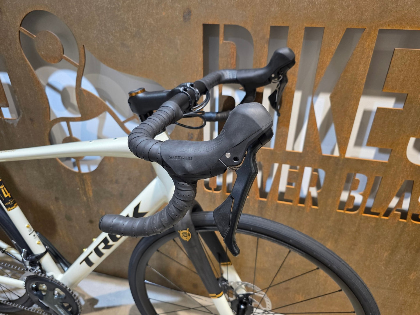 Rennrad von Trek, TREK DOMANE AL 4 GEN 4 / ERA WHITE / 56CM vor USEDBIKES - OB.DE Hintergrund
