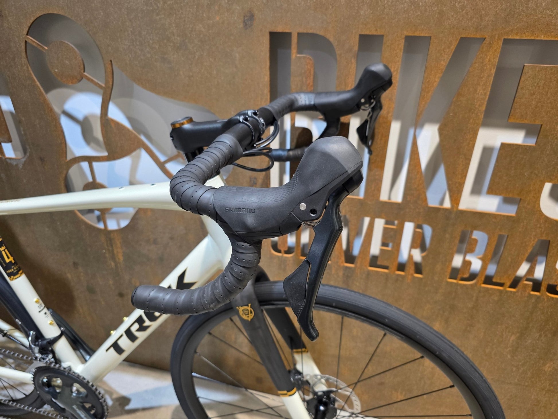 Rennrad von Trek, TREK DOMANE AL 4 GEN 4 / ERA WHITE / 56CM vor USEDBIKES - OB.DE Hintergrund