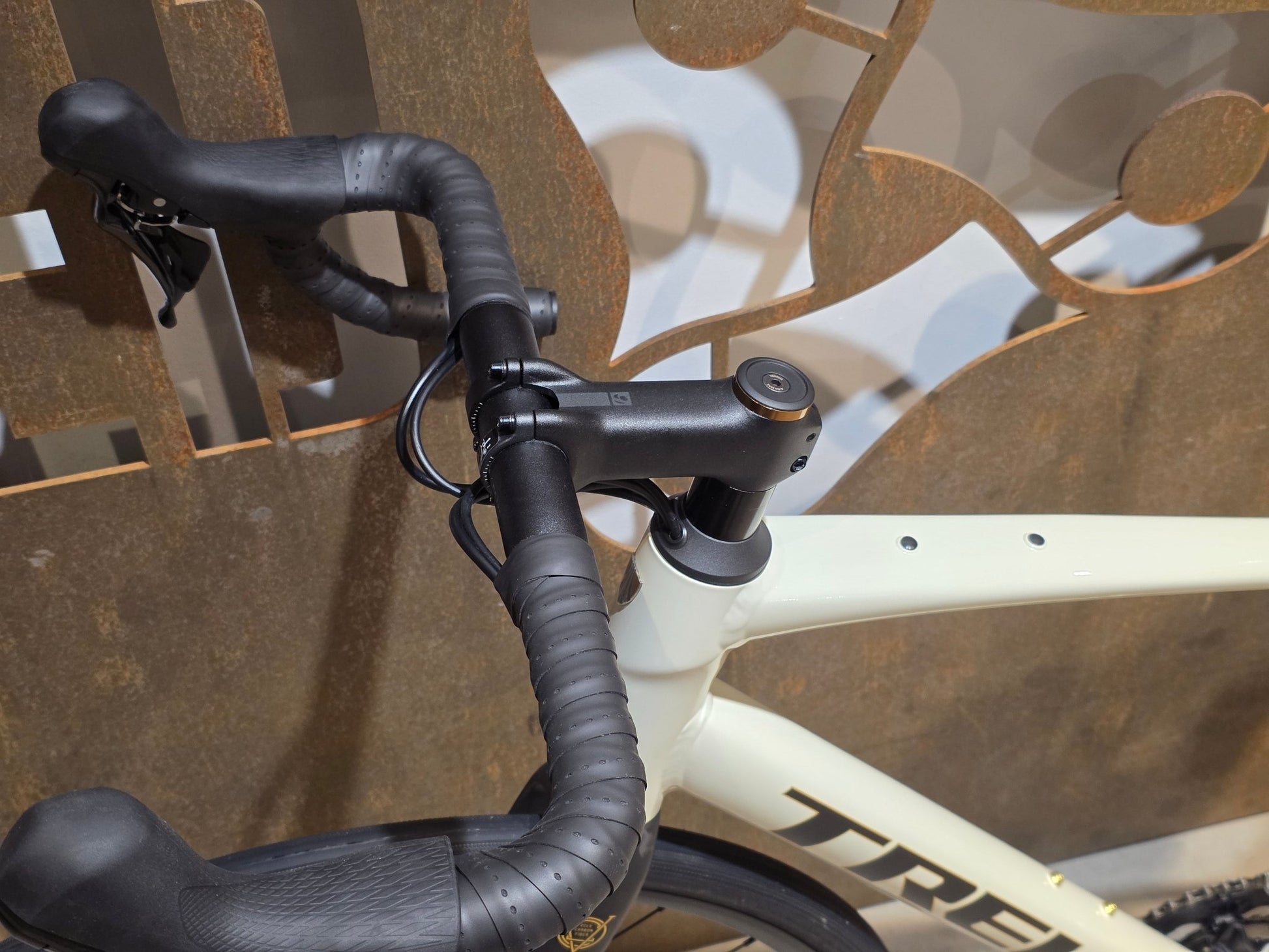 Rennrad von Trek, TREK DOMANE AL 4 GEN 4 / ERA WHITE / 56CM vor USEDBIKES - OB.DE Hintergrund