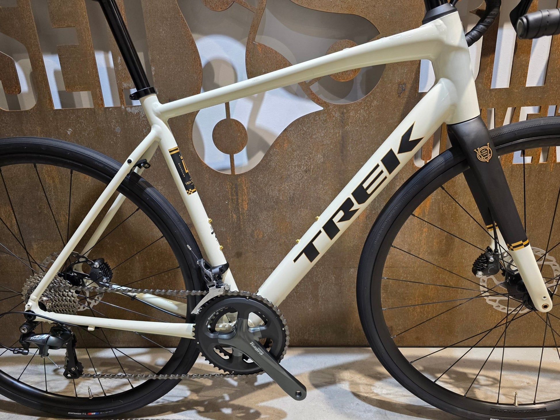 Rennrad von Trek, TREK DOMANE AL 4 GEN 4 / ERA WHITE / 56CM vor USEDBIKES - OB.DE Hintergrund