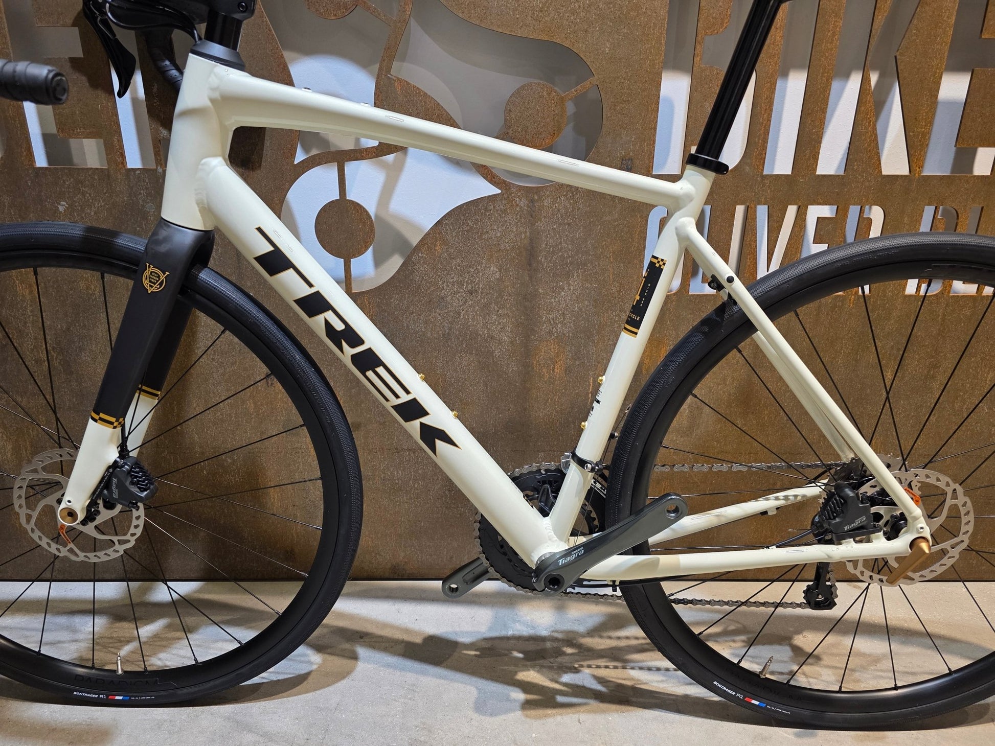 Rennrad von Trek, TREK DOMANE AL 4 GEN 4 / ERA WHITE / 56CM vor USEDBIKES - OB.DE Hintergrund