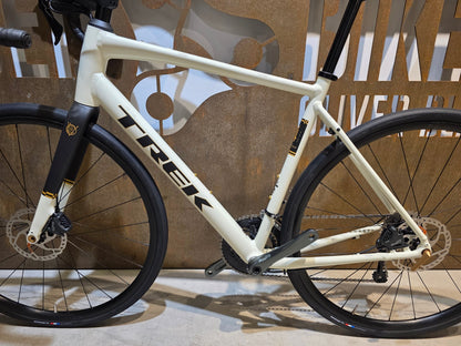 Rennrad von Trek, TREK DOMANE AL 4 GEN 4 / ERA WHITE / 56CM vor USEDBIKES - OB.DE Hintergrund