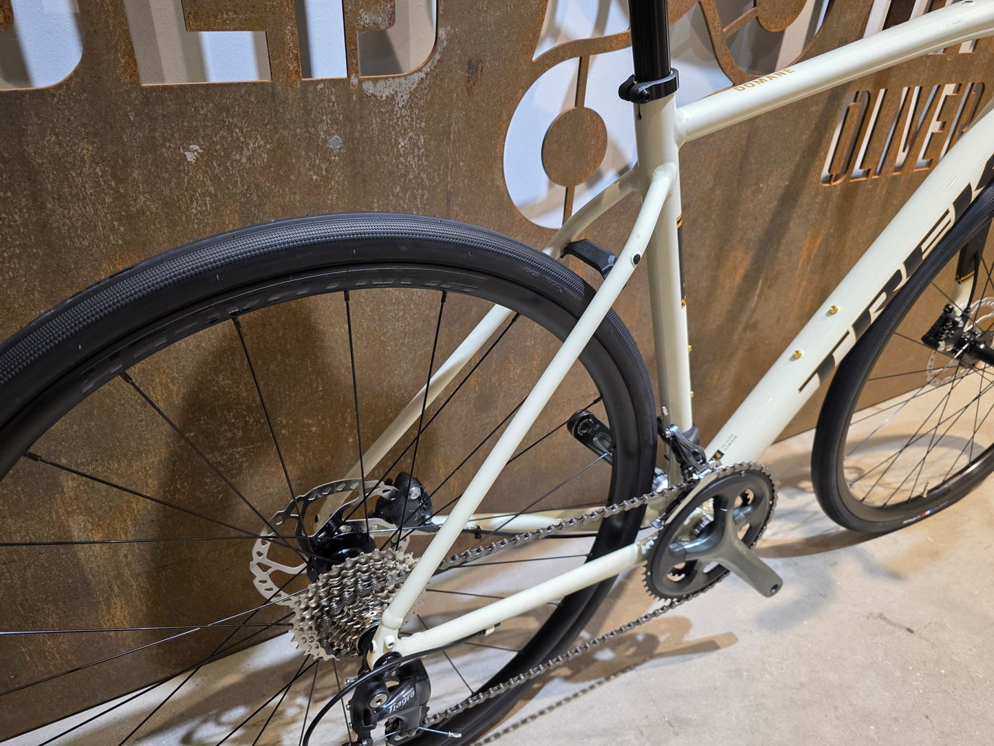 Rennrad von Trek, TREK DOMANE AL 4 GEN 4 / ERA WHITE / 56CM vor USEDBIKES - OB.DE Hintergrund