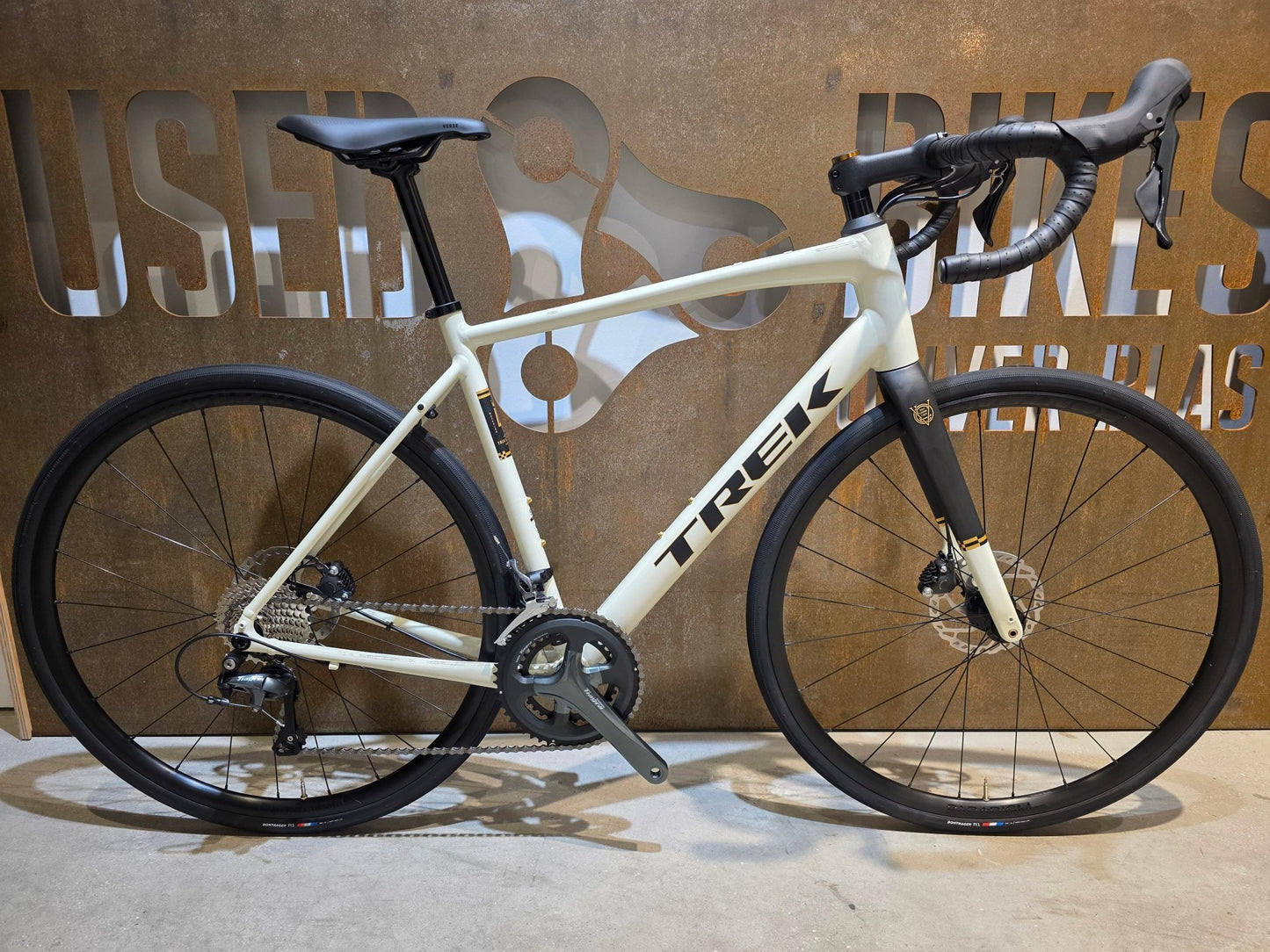Rennrad von Trek, TREK DOMANE AL 4 GEN 4 / ERA WHITE / 56CM vor USEDBIKES - OB.DE Hintergrund