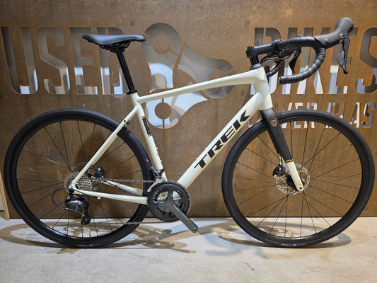 Rennrad von Trek, TREK DOMANE AL 4 GEN 4 / ERA WHITE / 56CM vor USEDBIKES - OB.DE Hintergrund