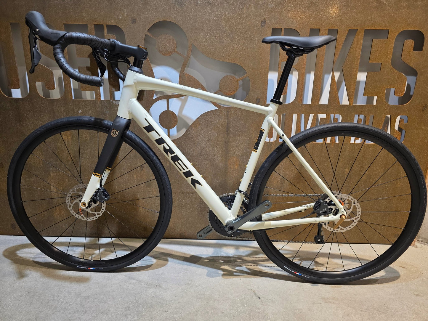 Rennrad von Trek, TREK DOMANE AL 4 GEN 4 / ERA WHITE / 56CM vor USEDBIKES - OB.DE Hintergrund