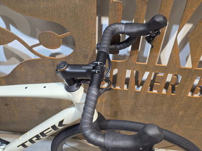Rennrad von Trek, TREK DOMANE AL 4 GEN 4 / ERA WHITE / 56CM vor USEDBIKES - OB.DE Hintergrund