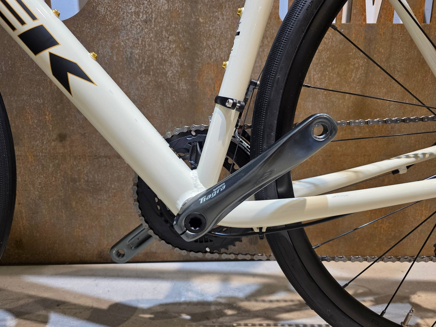 Rennrad von Trek, TREK DOMANE AL 4 GEN 4 / ERA WHITE / 56CM vor USEDBIKES - OB.DE Hintergrund