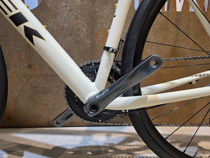 Rennrad von Trek, TREK DOMANE AL 4 GEN 4 / ERA WHITE / 56CM vor USEDBIKES - OB.DE Hintergrund