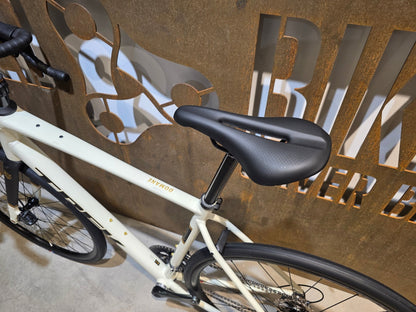 Rennrad von Trek, TREK DOMANE AL 4 GEN 4 / ERA WHITE / 56CM vor USEDBIKES - OB.DE Hintergrund