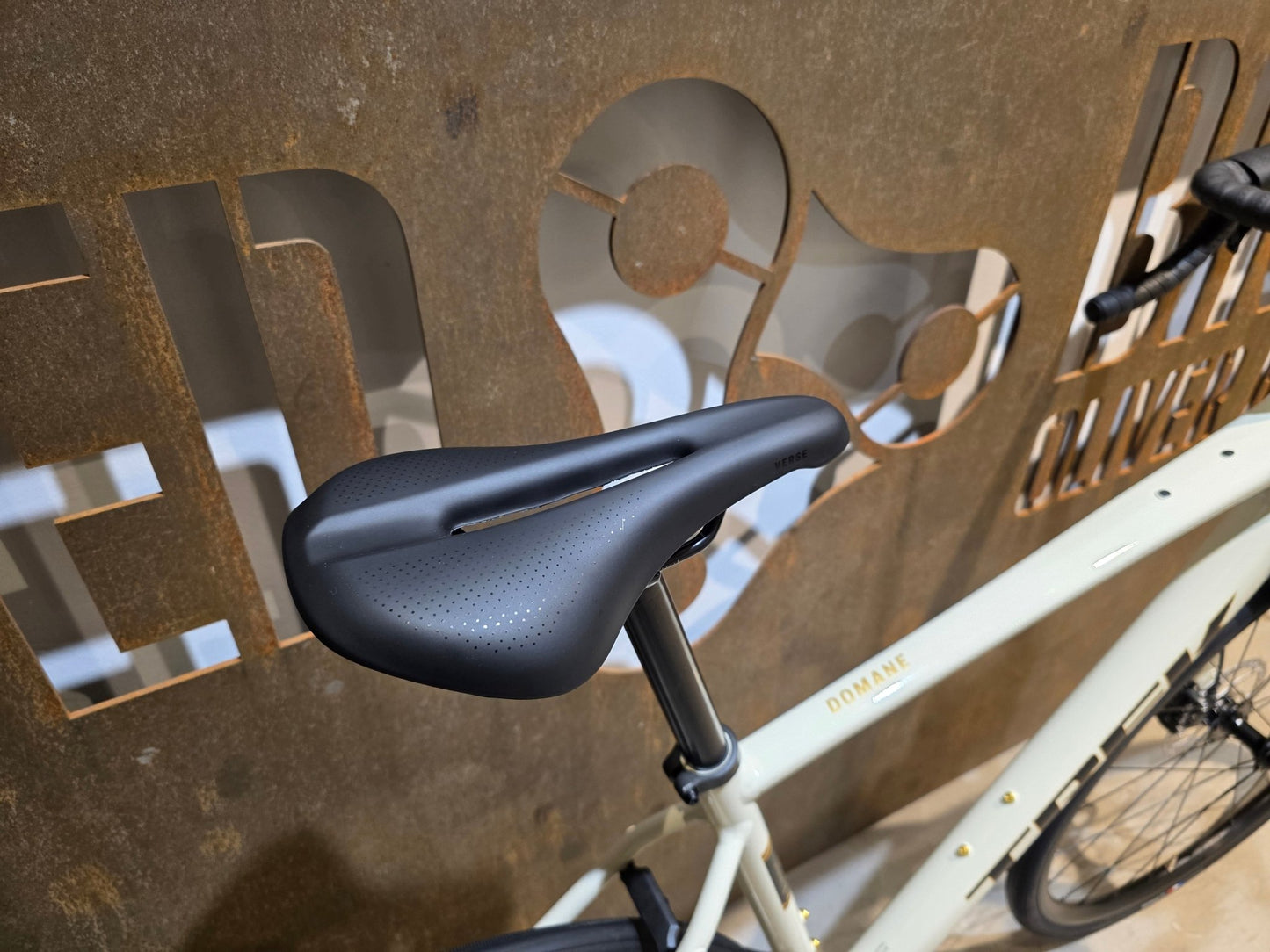 Rennrad von Trek, TREK DOMANE AL 4 GEN 4 / ERA WHITE / 56CM vor USEDBIKES - OB.DE Hintergrund