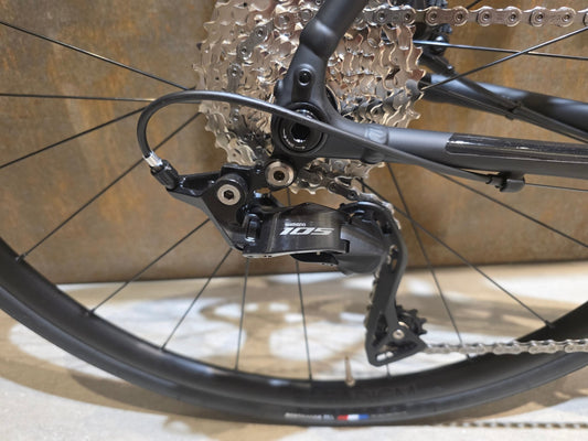 Rennrad von Trek, TREK DOMANE AL 5 GEN 4 / MATTE TRECK BLACK / 56CM vor USEDBIKES - OB.DE Hintergrund
