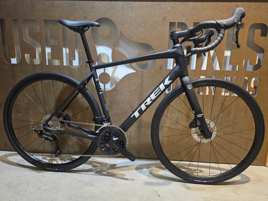 Rennrad von Trek, TREK DOMANE AL 5 GEN 4 / MATTE TRECK BLACK / 56CM vor USEDBIKES - OB.DE Hintergrund