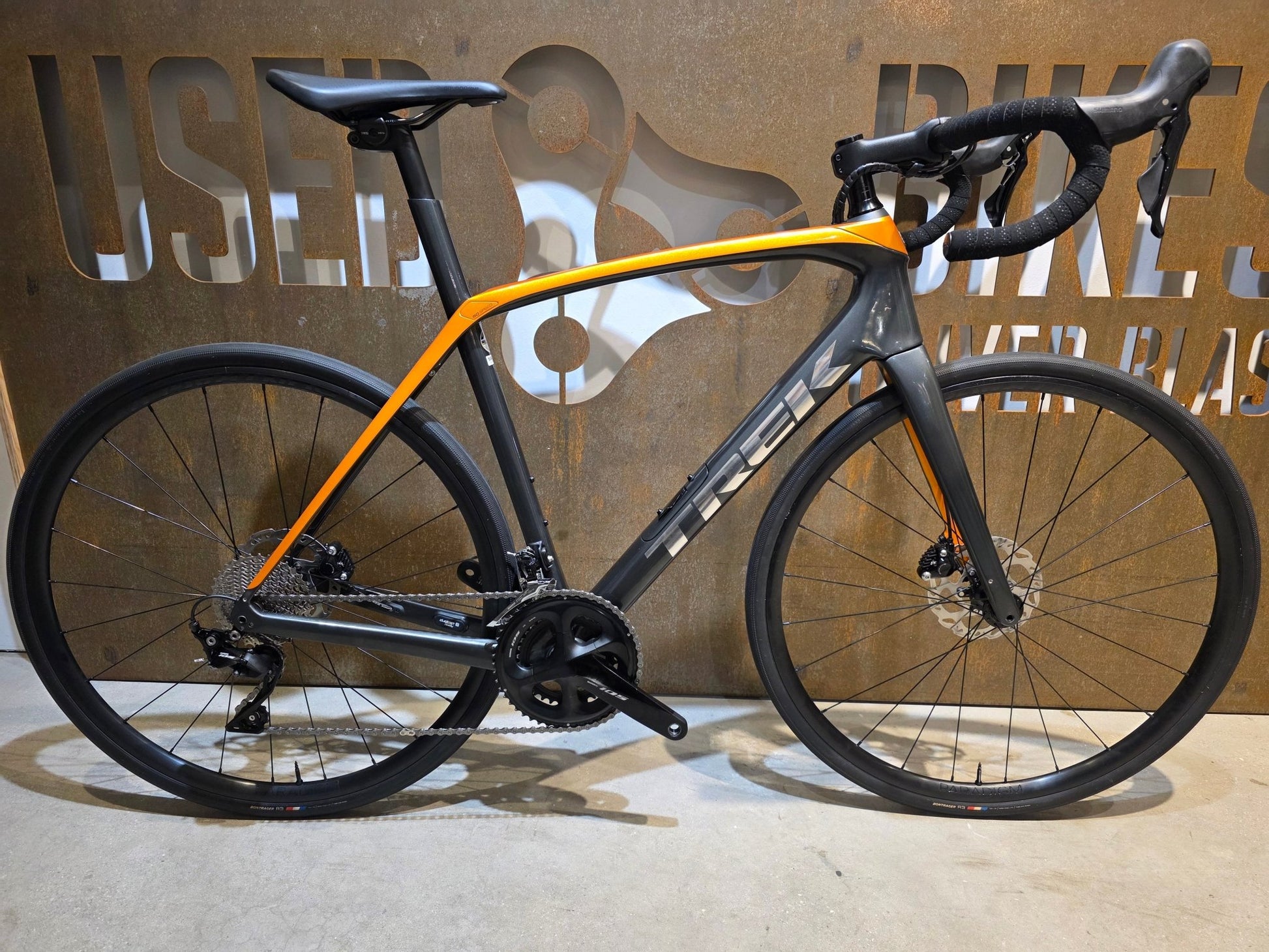 Rennrad von Trek, TREK DOMANE SL 5 / 56CM vor USEDBIKES - OB.DE Hintergrund