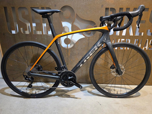 Rennrad von Trek, TREK DOMANE SL 5 / 56CM vor USEDBIKES - OB.DE Hintergrund