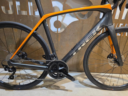 Rennrad von Trek, TREK DOMANE SL 5 / 56CM vor USEDBIKES - OB.DE Hintergrund