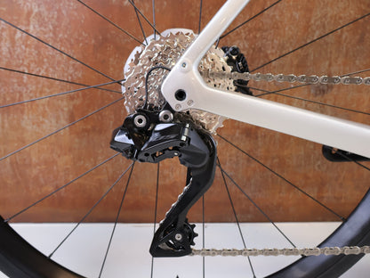 Rennrad von Trek, TREK DOMANE SL 5 GEN 4 CARBON RENNRAD SHIMANO 105 / 54CM vor USEDBIKES-OB.DE Hintergrund