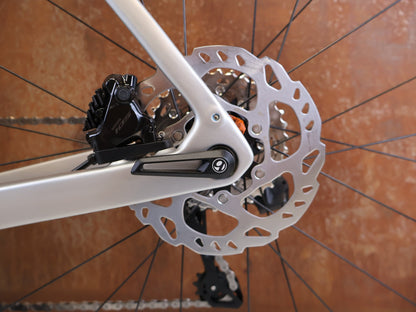 Rennrad von Trek, TREK DOMANE SL 5 GEN 4 CARBON RENNRAD SHIMANO 105 / 54CM vor USEDBIKES-OB.DE Hintergrund