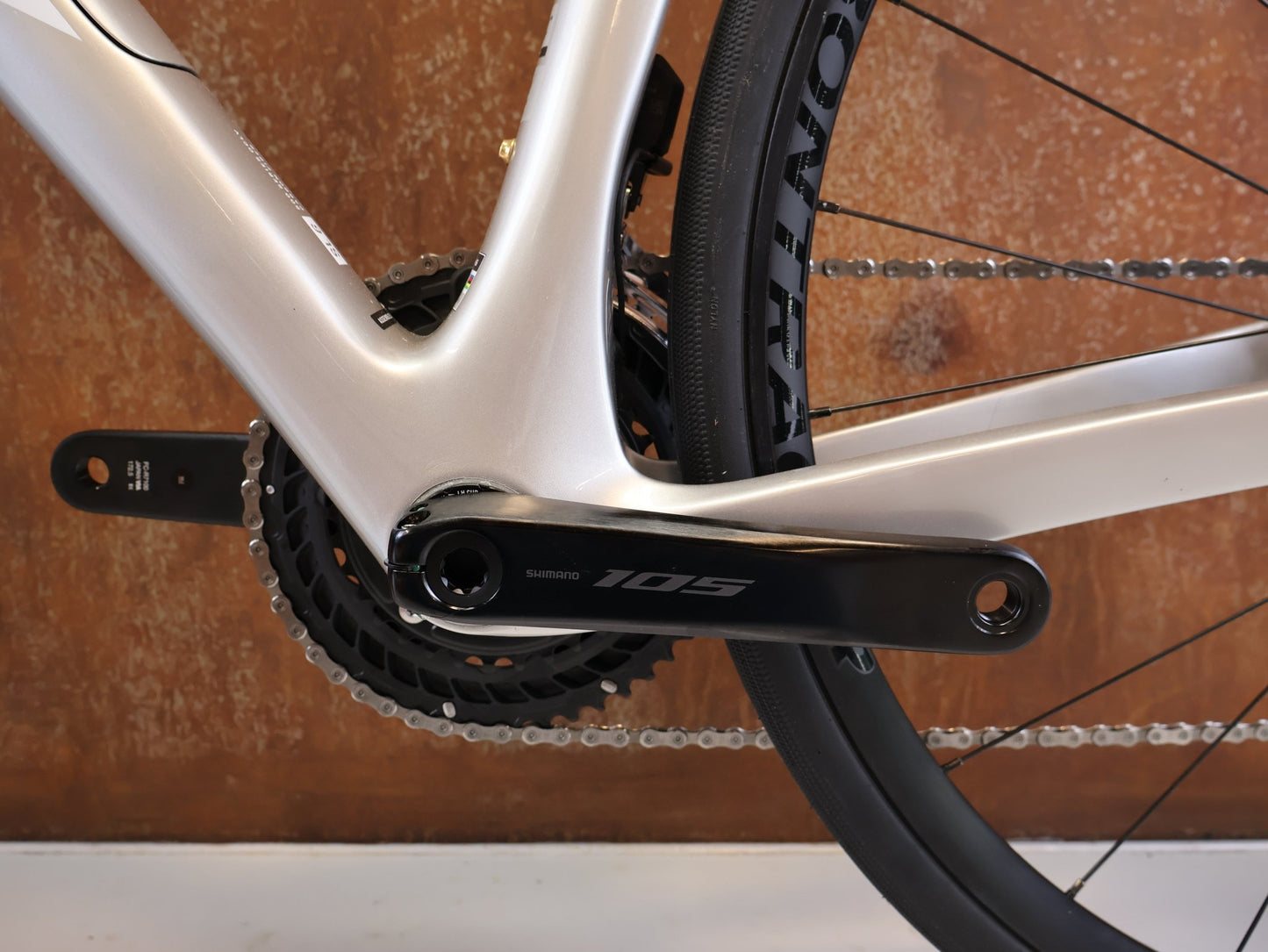 Rennrad von Trek, TREK DOMANE SL 5 GEN 4 CARBON RENNRAD SHIMANO 105 / 54CM vor USEDBIKES-OB.DE Hintergrund