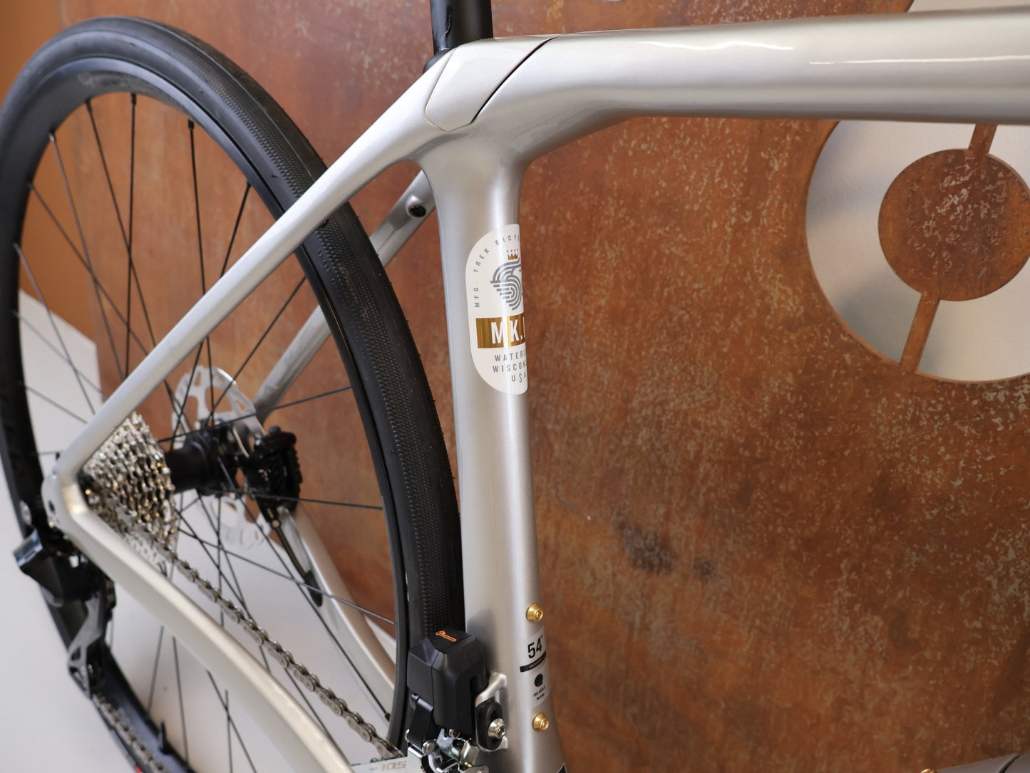 Rennrad von Trek, TREK DOMANE SL 5 GEN 4 CARBON RENNRAD SHIMANO 105 / 54CM vor USEDBIKES-OB.DE Hintergrund