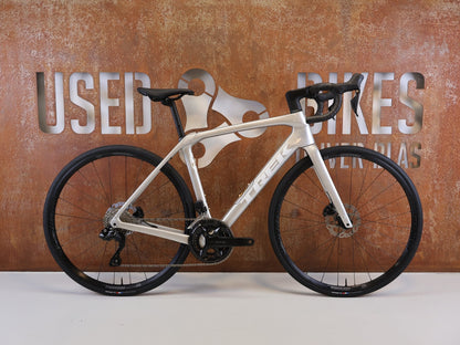 Rennrad von Trek, TREK DOMANE SL 5 GEN 4 CARBON RENNRAD SHIMANO 105 / 54CM vor USEDBIKES-OB.DE Hintergrund