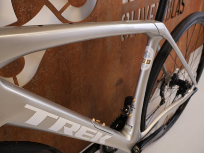 Rennrad von Trek, TREK DOMANE SL 5 GEN 4 CARBON RENNRAD SHIMANO 105 / 54CM vor USEDBIKES-OB.DE Hintergrund