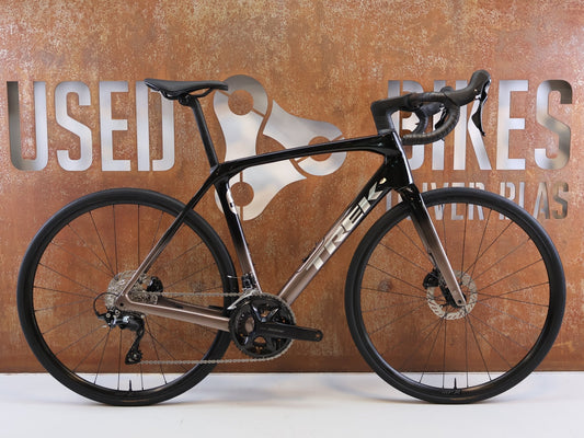 Rennrad von Trek, TREK DOMANE SL 5 GEN 4 CARBON RENNRAD SHIMANO 105 / 56CM vor USEDBIKES-OB.DE Hintergrund