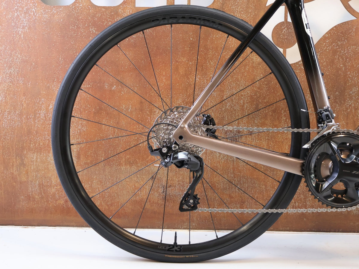 Rennrad von Trek, TREK DOMANE SL 5 GEN 4 CARBON RENNRAD SHIMANO 105 / 56CM vor USEDBIKES-OB.DE Hintergrund