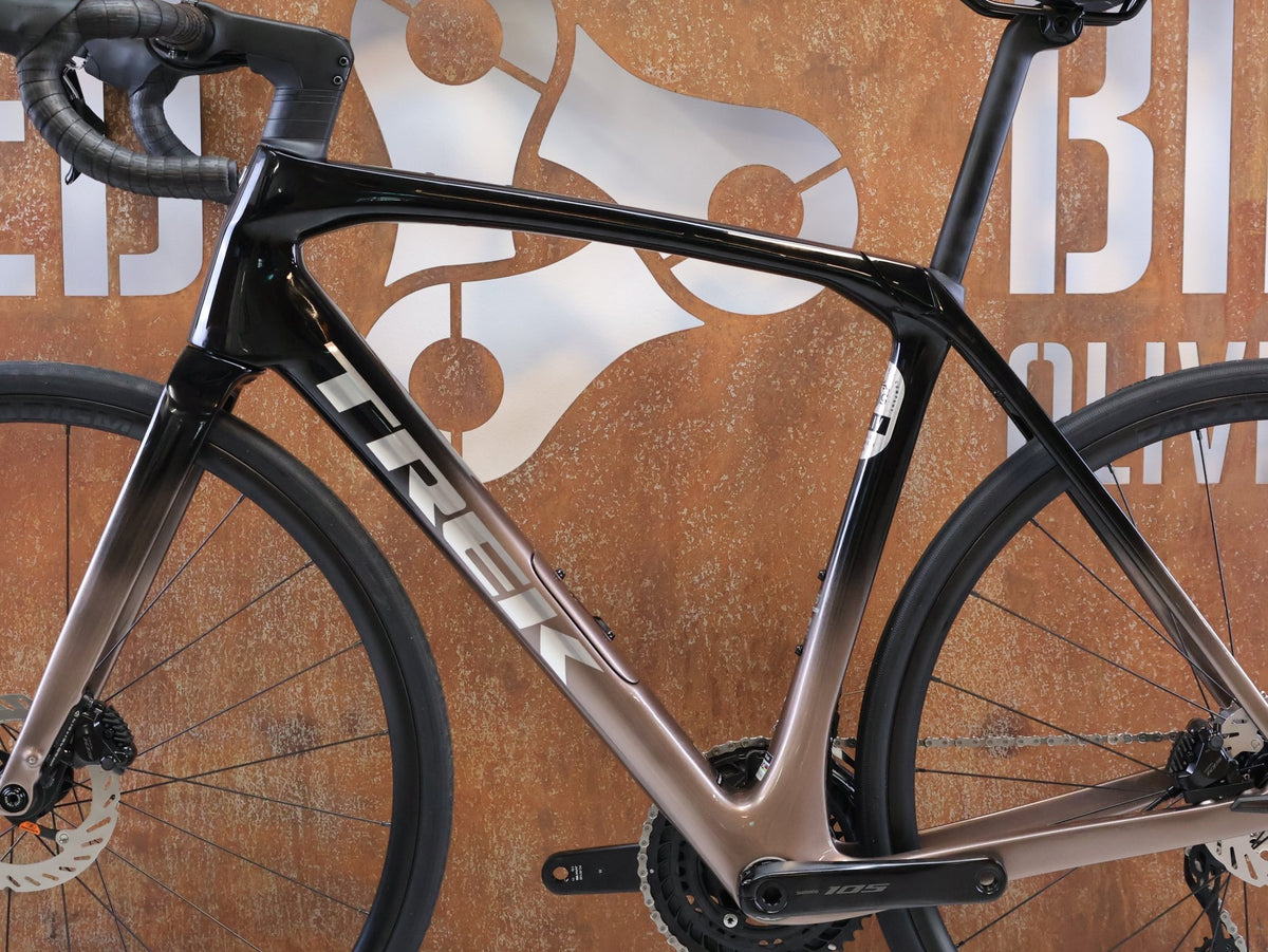 Rennrad von Trek, TREK DOMANE SL 5 GEN 4 CARBON RENNRAD SHIMANO 105 / 56CM vor USEDBIKES-OB.DE Hintergrund