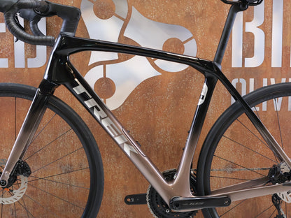Rennrad von Trek, TREK DOMANE SL 5 GEN 4 CARBON RENNRAD SHIMANO 105 / 56CM vor USEDBIKES-OB.DE Hintergrund