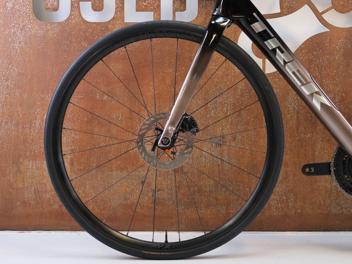 Rennrad von Trek, TREK DOMANE SL 5 GEN 4 CARBON RENNRAD SHIMANO 105 / 56CM vor USEDBIKES-OB.DE Hintergrund