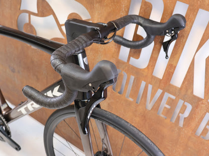 Rennrad von Trek, TREK DOMANE SL 5 GEN 4 CARBON RENNRAD SHIMANO 105 / 56CM vor USEDBIKES-OB.DE Hintergrund
