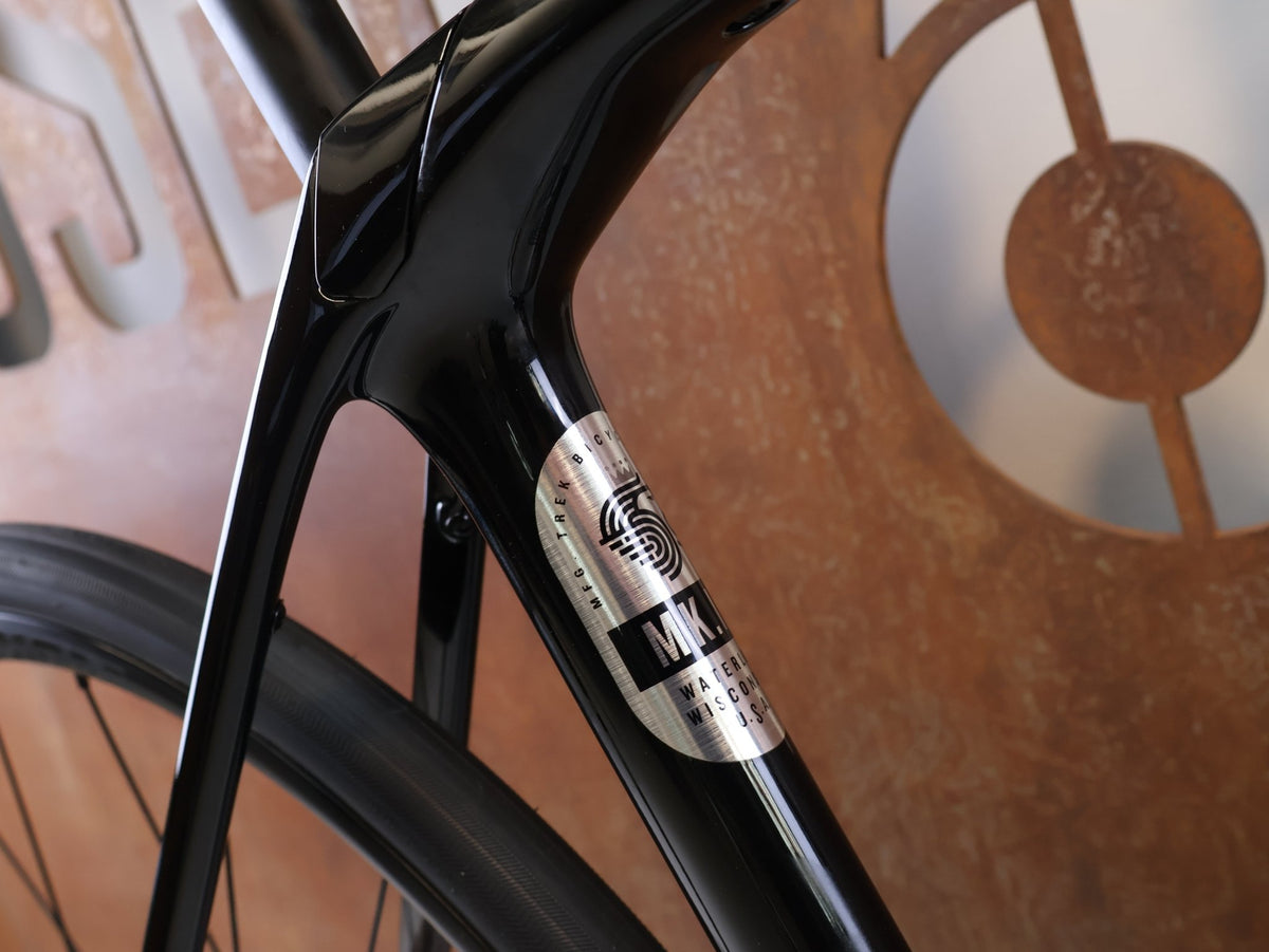 Rennrad von Trek, TREK DOMANE SL 5 GEN 4 CARBON RENNRAD SHIMANO 105 / 56CM vor USEDBIKES-OB.DE Hintergrund