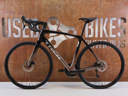 Rennrad von Trek, TREK DOMANE SL 5 GEN 4 CARBON RENNRAD SHIMANO 105 / 56CM vor USEDBIKES-OB.DE Hintergrund