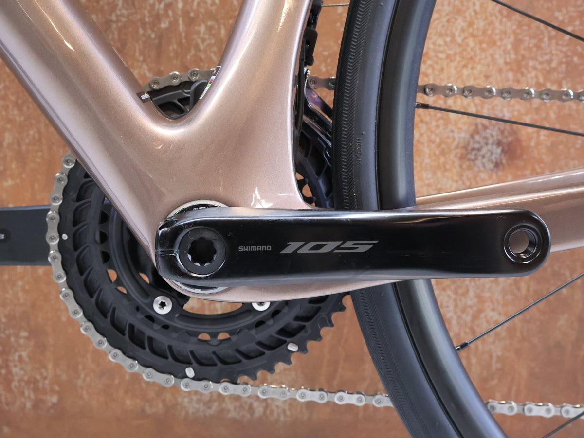 Rennrad von Trek, TREK DOMANE SL 5 GEN 4 CARBON RENNRAD SHIMANO 105 / 56CM vor USEDBIKES-OB.DE Hintergrund
