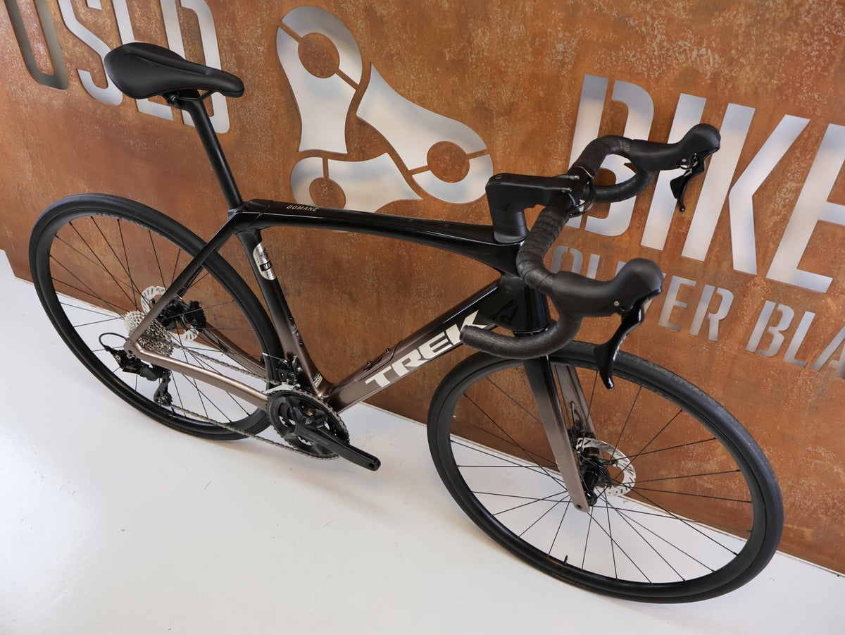 Rennrad von Trek, TREK DOMANE SL 5 GEN 4 CARBON RENNRAD SHIMANO 105 / 56CM vor USEDBIKES-OB.DE Hintergrund