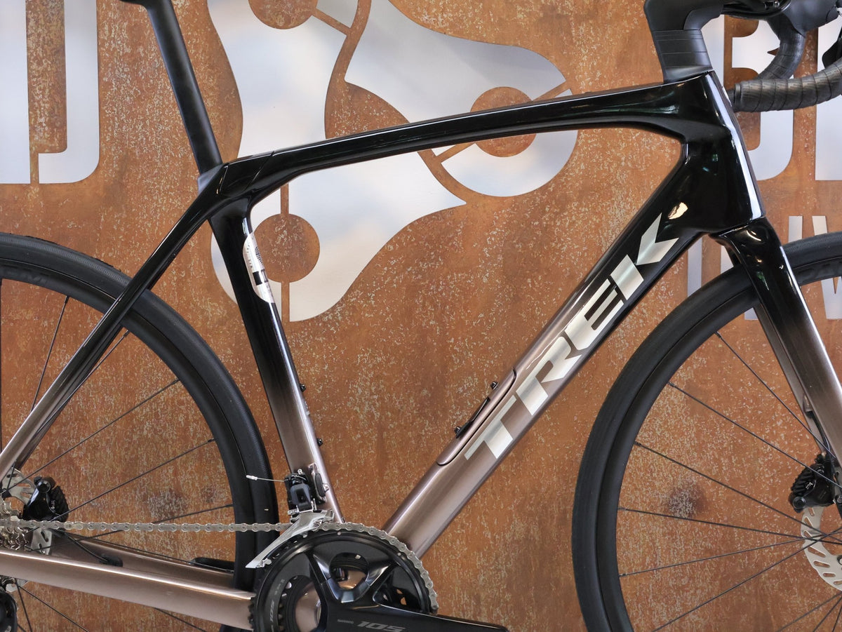 Rennrad von Trek, TREK DOMANE SL 5 GEN 4 CARBON RENNRAD SHIMANO 105 / 56CM vor USEDBIKES-OB.DE Hintergrund