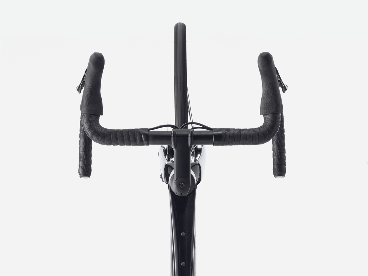 Rennrad von Trek, TREK DOMANE SL 5 GEN 4 CARBON RENNRAD SHIMANO 105 / 60CM vor USEDBIKES-OB.DE Hintergrund
