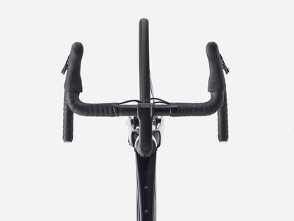 Rennrad von Trek, TREK DOMANE SL 5 GEN 4 CARBON RENNRAD SHIMANO 105 / 60CM vor USEDBIKES-OB.DE Hintergrund