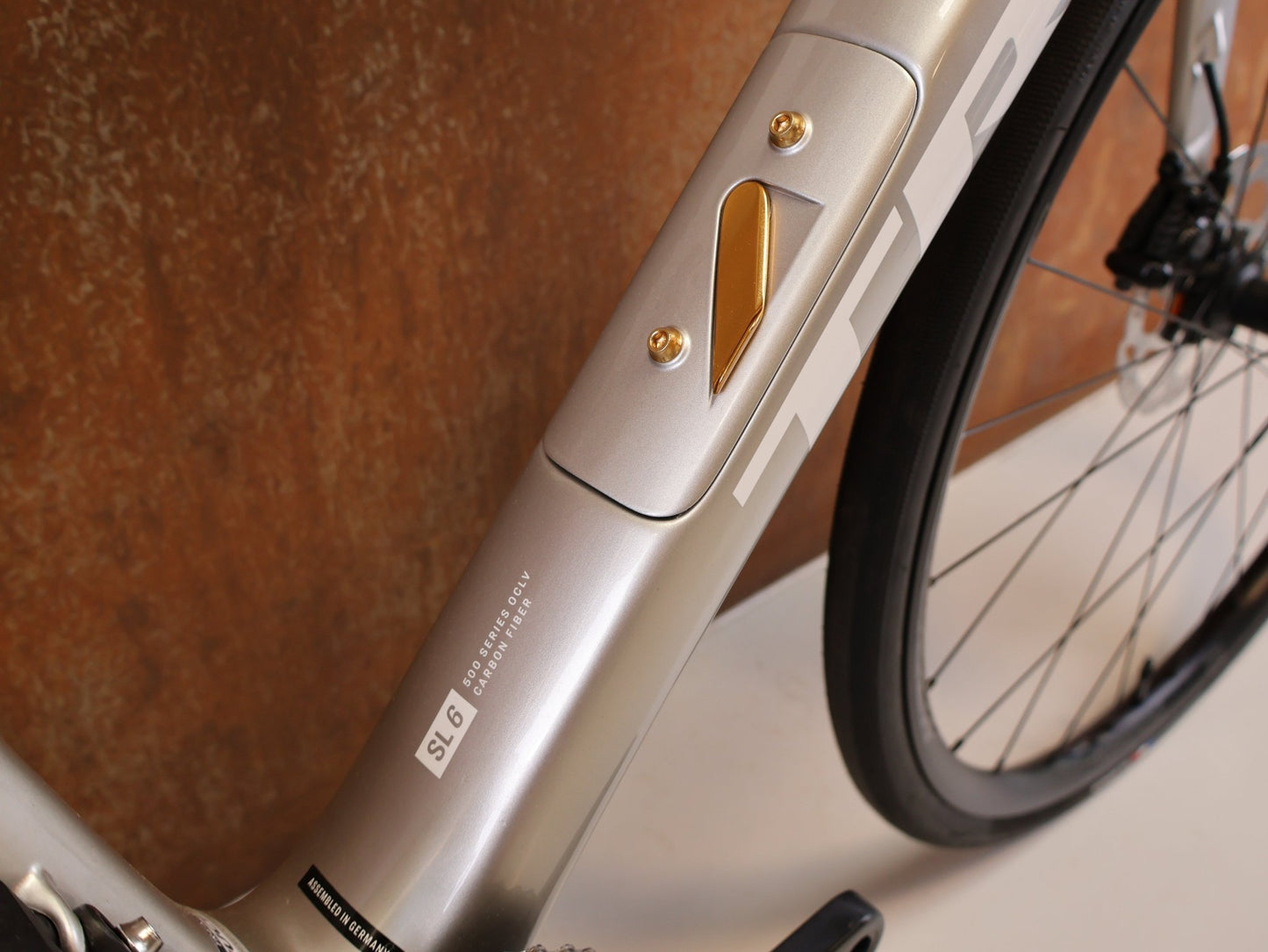 Rennrad von Trek, TREK DOMANE SL 5 GEN 4 CARBON RENNRAD SHIMANO 105 / 60CM vor USEDBIKES-OB.DE Hintergrund