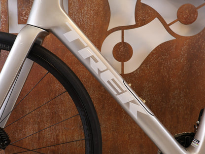 Rennrad von Trek, TREK DOMANE SL 5 GEN 4 CARBON RENNRAD SHIMANO 105 / 60CM vor USEDBIKES-OB.DE Hintergrund