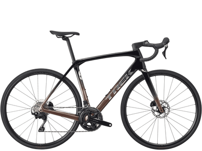 Rennrad von Trek, TREK DOMANE SL 5 GEN 4 CARBON RENNRAD SHIMANO 105 / 60CM vor USEDBIKES-OB.DE Hintergrund