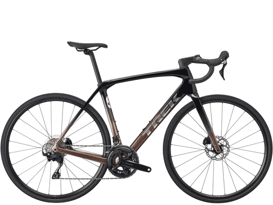 Rennrad von Trek, TREK DOMANE SL 5 GEN 4 CARBON RENNRAD SHIMANO 105 / 60CM vor USEDBIKES-OB.DE Hintergrund