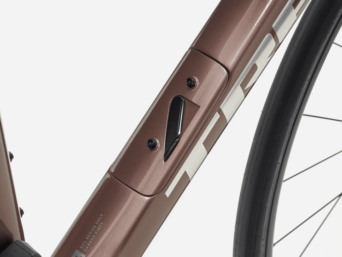 Rennrad von Trek, TREK DOMANE SL 5 GEN 4 CARBON RENNRAD SHIMANO 105 / 60CM vor USEDBIKES-OB.DE Hintergrund
