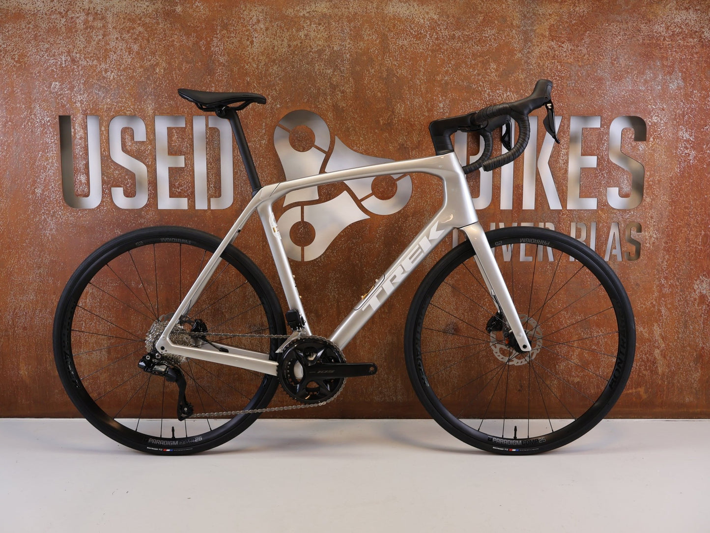 Rennrad von Trek, TREK DOMANE SL 5 GEN 4 CARBON RENNRAD SHIMANO 105 / 60CM vor USEDBIKES-OB.DE Hintergrund