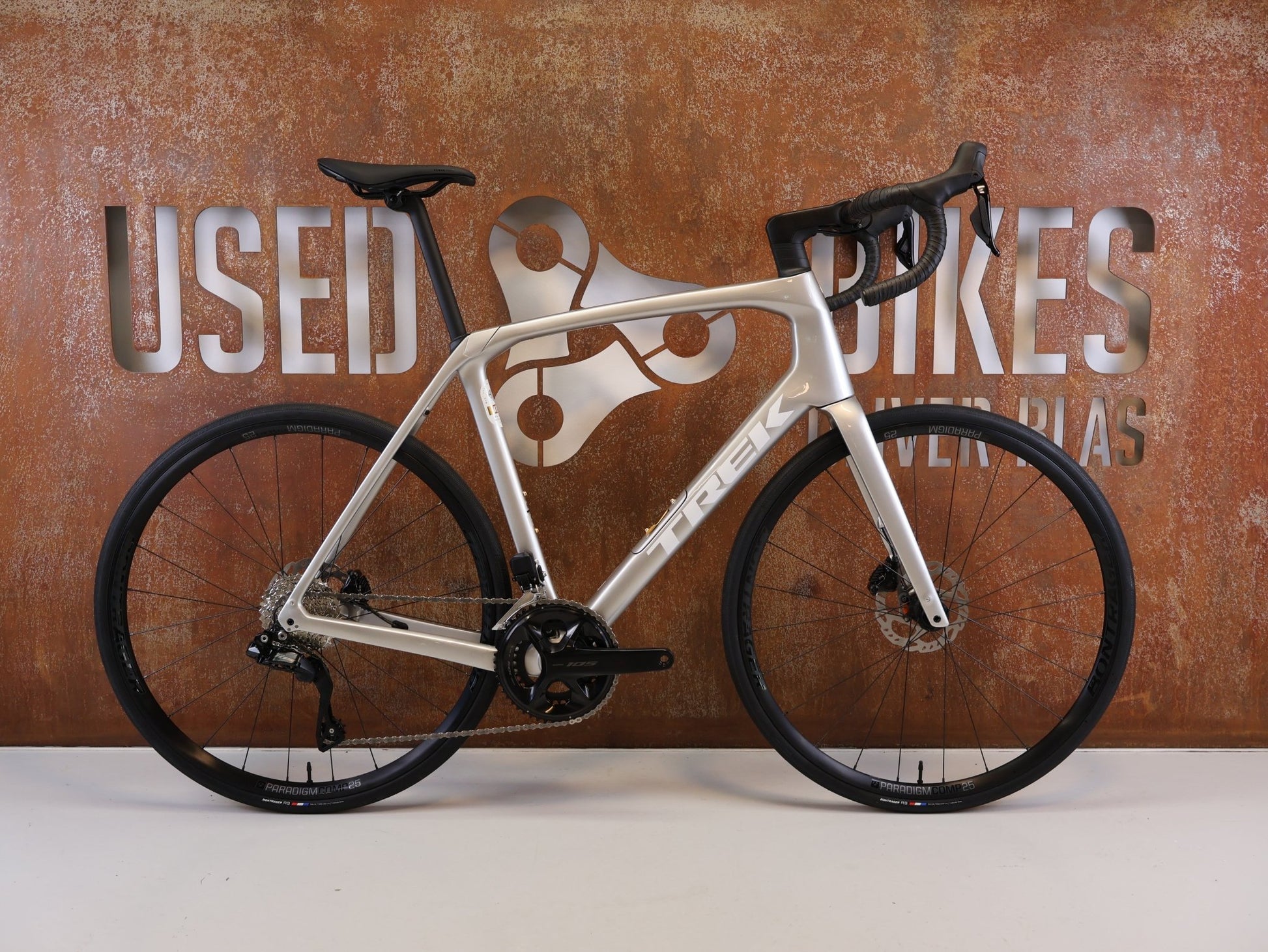 Rennrad von Trek, TREK DOMANE SL 5 GEN 4 CARBON RENNRAD SHIMANO 105 / 60CM vor USEDBIKES-OB.DE Hintergrund